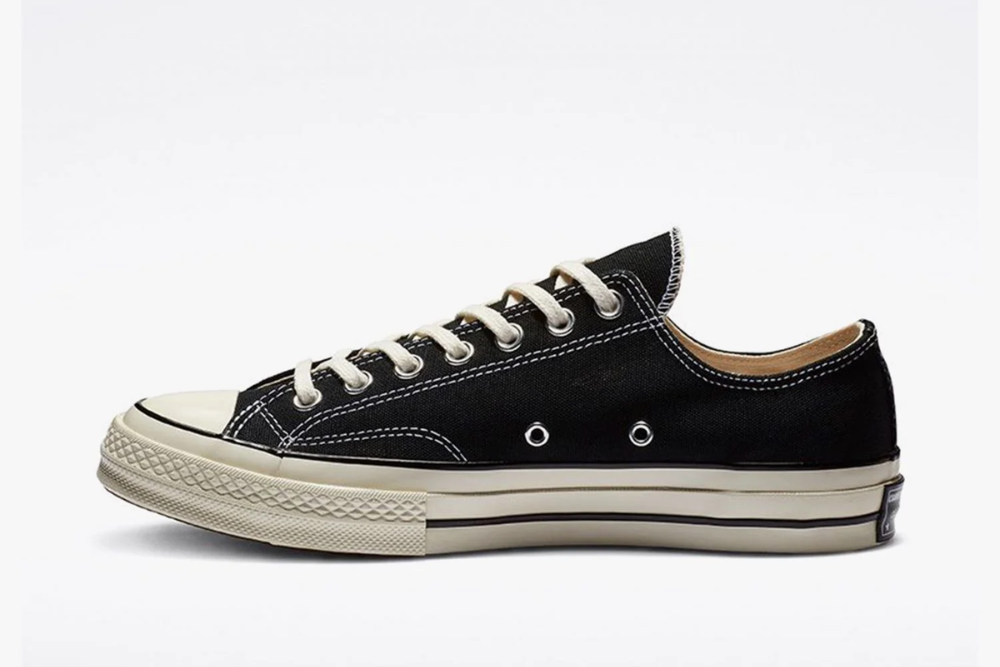 10 sneakers yang cocok dipakai untuk kerja, nyaman dan keren!, 1. Adidas Samba, 2. New Balance 530, 3. Nike Air Force 1, 4. Converse Chuck 70, 5. Veja Campo, 6. Tory Burch Ladybug Sneaker, 7. Vans Old Skool, 8. Loewe Flow Runner, 9. Onitsuka Tiger Mexico 66, 10. New Balance 574