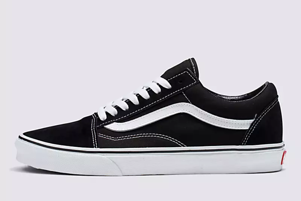 10 sneakers yang cocok dipakai untuk kerja, nyaman dan keren!, 1. Adidas Samba, 2. New Balance 530, 3. Nike Air Force 1, 4. Converse Chuck 70, 5. Veja Campo, 6. Tory Burch Ladybug Sneaker, 7. Vans Old Skool, 8. Loewe Flow Runner, 9. Onitsuka Tiger Mexico 66, 10. New Balance 574