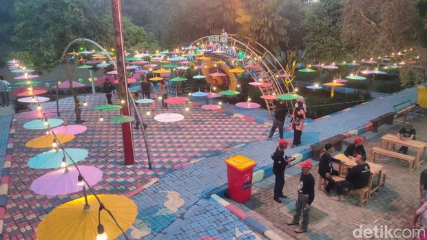 Taman Sunan Jogo Kali Pucang Arum, Pucangsawit, Jebres., 1. Taman Balekambang Solo, 2. Museum Radya Pustaka, 3. Taman Sriwedari, 4. Solo Safari, 5. Alun-alun Kidul Surakarta, 6. Taman Cerdas Soekarno-Hatta Jebres, 7. Benteng Vastenburg, 8. Taman Bendungan Tirtonadi, 9. Ngarsopuro Night Market, 10. Taman Sunan Jogo Kali