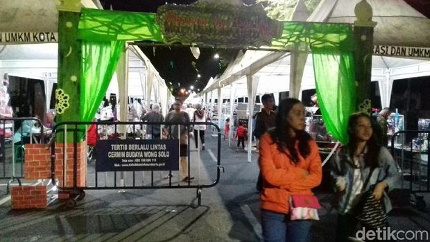 Night Market Ngarsopuro, Solo, Selasa (27/3/2018)., 1. Taman Balekambang Solo, 2. Museum Radya Pustaka, 3. Taman Sriwedari, 4. Solo Safari, 5. Alun-alun Kidul Surakarta, 6. Taman Cerdas Soekarno-Hatta Jebres, 7. Benteng Vastenburg, 8. Taman Bendungan Tirtonadi, 9. Ngarsopuro Night Market, 10. Taman Sunan Jogo Kali