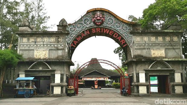 taman sriwedari solo, 1. Taman Balekambang Solo, 2. Museum Radya Pustaka, 3. Taman Sriwedari, 4. Solo Safari, 5. Alun-alun Kidul Surakarta, 6. Taman Cerdas Soekarno-Hatta Jebres, 7. Benteng Vastenburg, 8. Taman Bendungan Tirtonadi, 9. Ngarsopuro Night Market, 10. Taman Sunan Jogo Kali