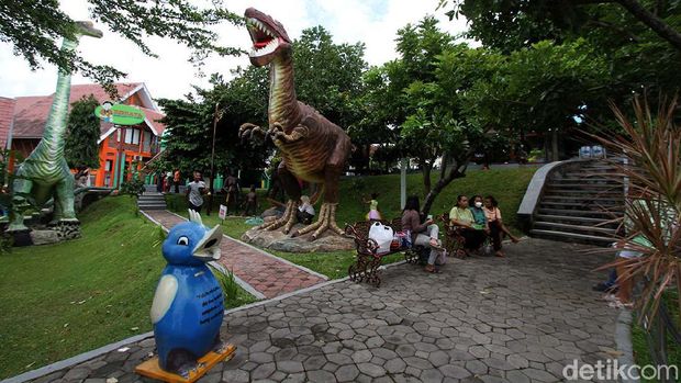 Sejumlah tempat wisata di Kota Solo mulai dibuka saat PPKM Level 2. Taman Cerdas Jebres, Solo, Jawa Tengah, pun mulai ramai pengunjung, Minggu (14/11)., 1. Taman Balekambang Solo, 2. Museum Radya Pustaka, 3. Taman Sriwedari, 4. Solo Safari, 5. Alun-alun Kidul Surakarta, 6. Taman Cerdas Soekarno-Hatta Jebres, 7. Benteng Vastenburg, 8. Taman Bendungan Tirtonadi, 9. Ngarsopuro Night Market, 10. Taman Sunan Jogo Kali