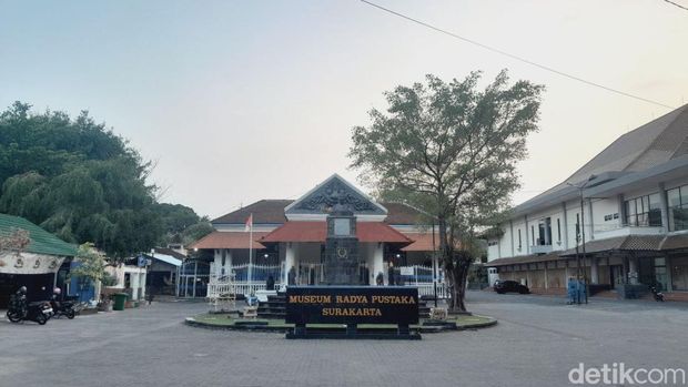 Museum Radya Pustaka di Solo., 1. Taman Balekambang Solo, 2. Museum Radya Pustaka, 3. Taman Sriwedari, 4. Solo Safari, 5. Alun-alun Kidul Surakarta, 6. Taman Cerdas Soekarno-Hatta Jebres, 7. Benteng Vastenburg, 8. Taman Bendungan Tirtonadi, 9. Ngarsopuro Night Market, 10. Taman Sunan Jogo Kali