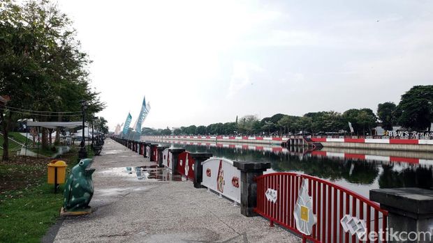 Taman Tirtonadi Solo., 1. Taman Balekambang Solo, 2. Museum Radya Pustaka, 3. Taman Sriwedari, 4. Solo Safari, 5. Alun-alun Kidul Surakarta, 6. Taman Cerdas Soekarno-Hatta Jebres, 7. Benteng Vastenburg, 8. Taman Bendungan Tirtonadi, 9. Ngarsopuro Night Market, 10. Taman Sunan Jogo Kali