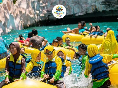 Keseruan para pengunjung yang sedang berenang di Waterboom Jogjga., 1. Sendratari Ramayana, 2. Candi Ratu Boko, 3. Candi Sewu, 4. Tebing Breksi, 5. Kids Fun Park, 6. Waterboom Jogja, 7. Obelix Hills, 8. HeHa Skyview, 9. Bukit Bintang, 10. Gembira Loka Zoo