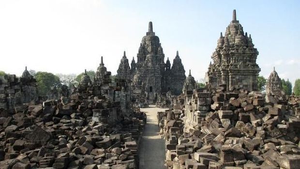 Candi Sewu, 1. Sendratari Ramayana, 2. Candi Ratu Boko, 3. Candi Sewu, 4. Tebing Breksi, 5. Kids Fun Park, 6. Waterboom Jogja, 7. Obelix Hills, 8. HeHa Skyview, 9. Bukit Bintang, 10. Gembira Loka Zoo
