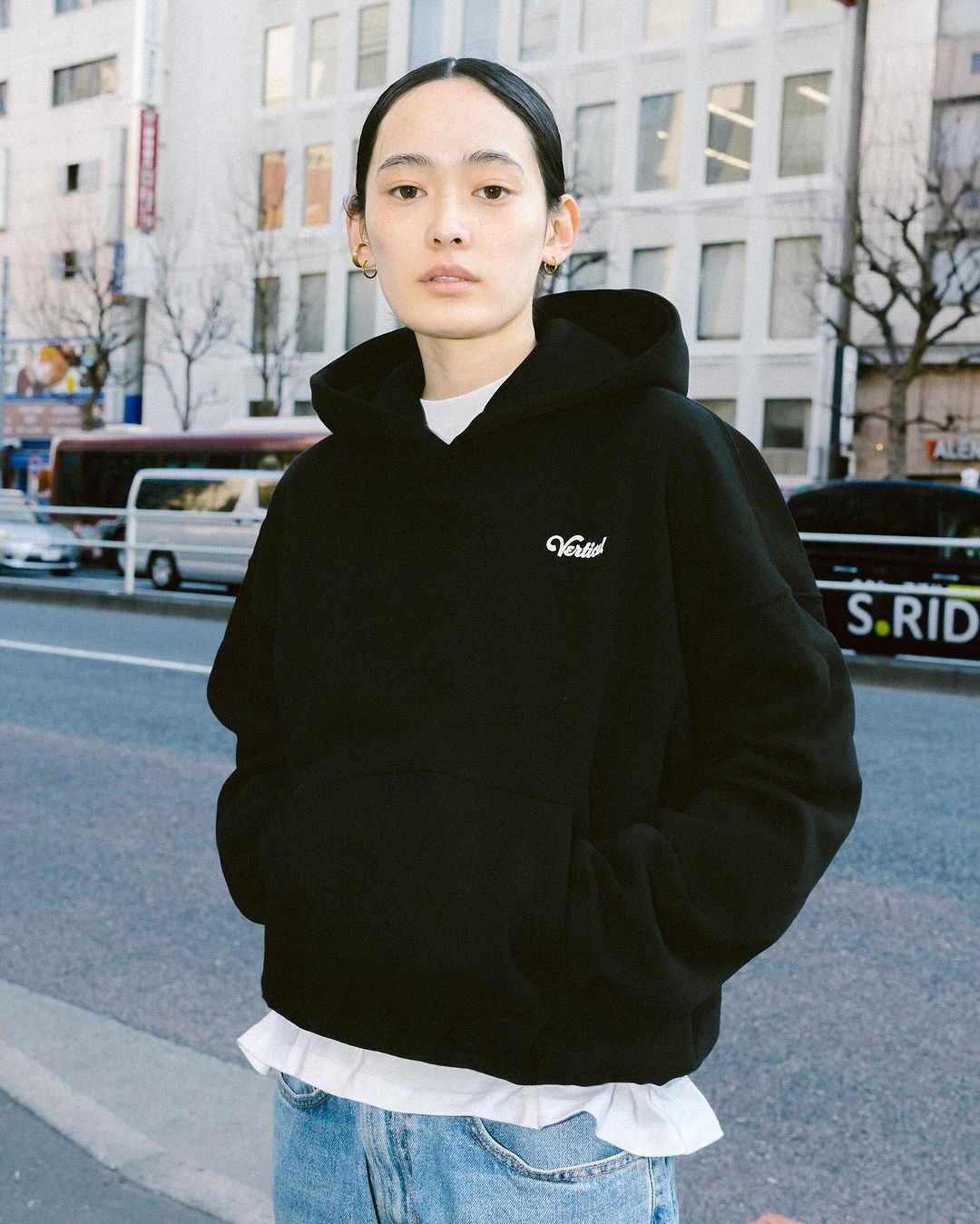 5 rekomendasi hoodie brand lokal yang cocok untuk cewek, 1. Cotton Supply, 2. Erigo, 3. FILLINGSTREET, 4. Thanksinsomnia, 5. Verticalgoods