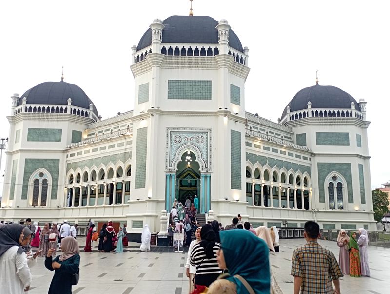 Bersilaturahmi disela sela acara salad idul adha di Masjid Raya Al-Mashun Medan, 1. Kampoeng Selfie (Kongsi), 2. Taman Tjong Yong Hian, 3. Masjid Raya Al-Mashun (Masjid Raya Medan), 4. Tjong A Fie Mansion (Rumah Tjong A Fie), 5. Istana Maimun