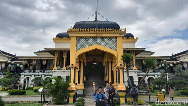Kondisi Istana Maimun Medan yang mirip pasar, 1. Kampoeng Selfie (Kongsi), 2. Taman Tjong Yong Hian, 3. Masjid Raya Al-Mashun (Masjid Raya Medan), 4. Tjong A Fie Mansion (Rumah Tjong A Fie), 5. Istana Maimun