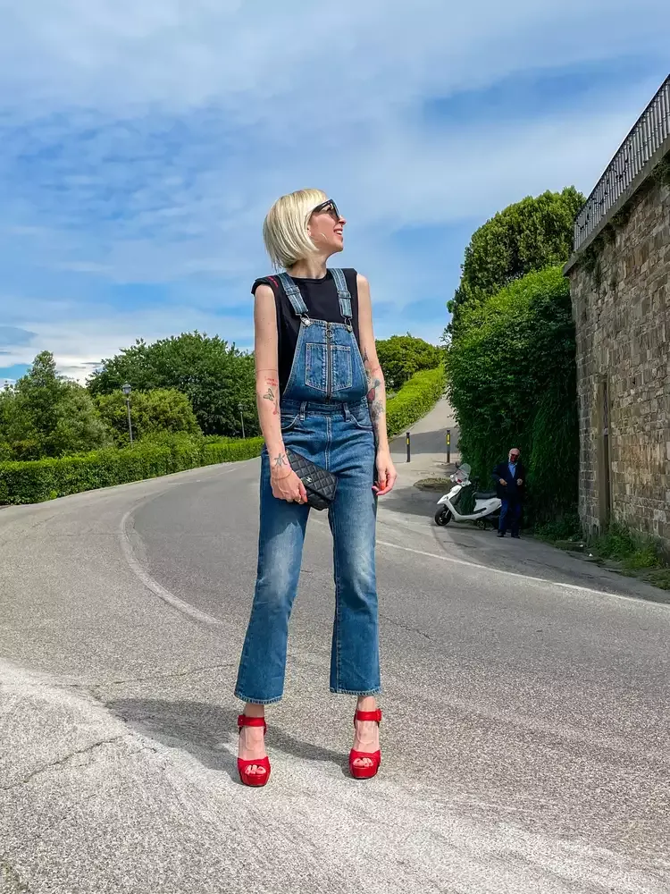 7 gaya padu-padan overall jumpsuit outfit yang wajib kamu coba, 1. Tampilan kontras dengan graphic t-shirt , 2. Tampilan nyantai dengan overall jumpsuit berpotongan baggy , 3. Tampilan serba putih stylish, 4. Tampilan summer ready dengan overall jumpsuit pendek, 5. Tampilan chic dengan heels, 6. Tampilan preppy yang office ready, 7. Tampilan statement dengan overall jumpsuit motif garis