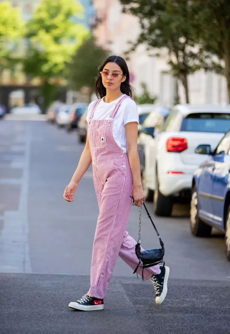 7 gaya padu-padan overall jumpsuit outfit yang wajib kamu coba, 1. Tampilan kontras dengan graphic t-shirt , 2. Tampilan nyantai dengan overall jumpsuit berpotongan baggy , 3. Tampilan serba putih stylish, 4. Tampilan summer ready dengan overall jumpsuit pendek, 5. Tampilan chic dengan heels, 6. Tampilan preppy yang office ready, 7. Tampilan statement dengan overall jumpsuit motif garis