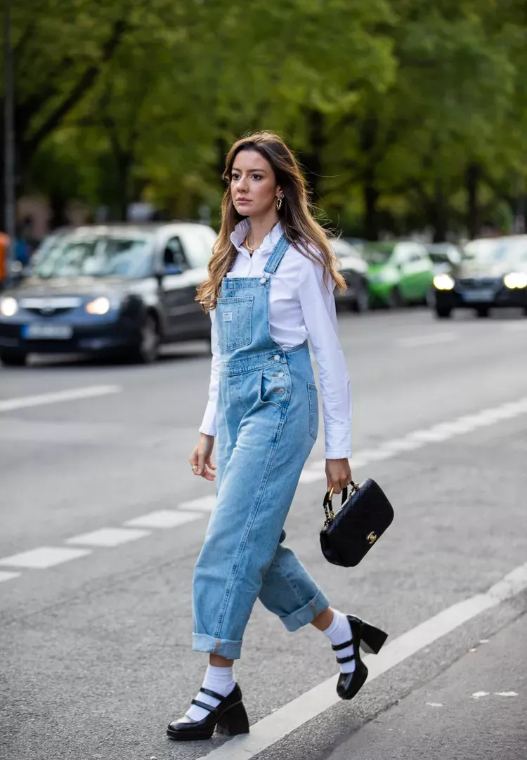 7 gaya padu-padan overall jumpsuit outfit yang wajib kamu coba, 1. Tampilan kontras dengan graphic t-shirt , 2. Tampilan nyantai dengan overall jumpsuit berpotongan baggy , 3. Tampilan serba putih stylish, 4. Tampilan summer ready dengan overall jumpsuit pendek, 5. Tampilan chic dengan heels, 6. Tampilan preppy yang office ready, 7. Tampilan statement dengan overall jumpsuit motif garis