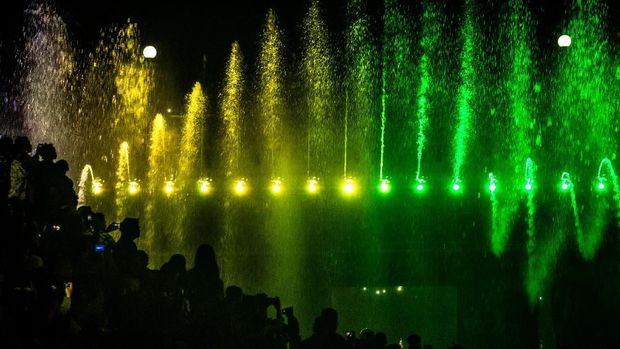 Pengunjung menyaksikan pertunjukan Semarang Bridge Fountain atau jembatan dengan air mancur menari jelang malam pergantian tahun baru di area Sungai Banjir Kanal Barat, Semarang, Jawa Tengah, Senin (31/12/2018). Pemkot Semarang secara resmi meluncurkan jembatan air mancur pertama yang ada di Indonesia senilai sekitar Rp17 miliar itu pada malam perayaan pergantian tahun baru sebagai destinasi wisata baru di kota tersebut. ANTARA FOTO/Aji Styawan/pras., 1. Pantai Mangunharjo, 2. Brown Canyon, 3. Danau BSB, 4. Taman Tabanas Bukit Gombel, 5. Taman Willis, 6. Taman Bridge Fountain Semarang, 7. Taman Tirto Agung