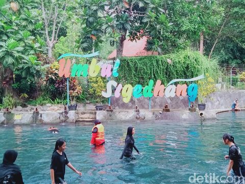 Umbul Sigedhang Klaten konon namanya diambil dari nama pohon pisang yang mengelilinginya. Airnya jernih dan diyakini untuk ritual., 1. Umbul Manten, 2. Umbul Pelem, 3. Umbul Nilo, 4. Umbul Brintik, 5. Umbul Sigedang Kapilaler, 6. Umbul Siblarak, 7. Umbul Ponggok