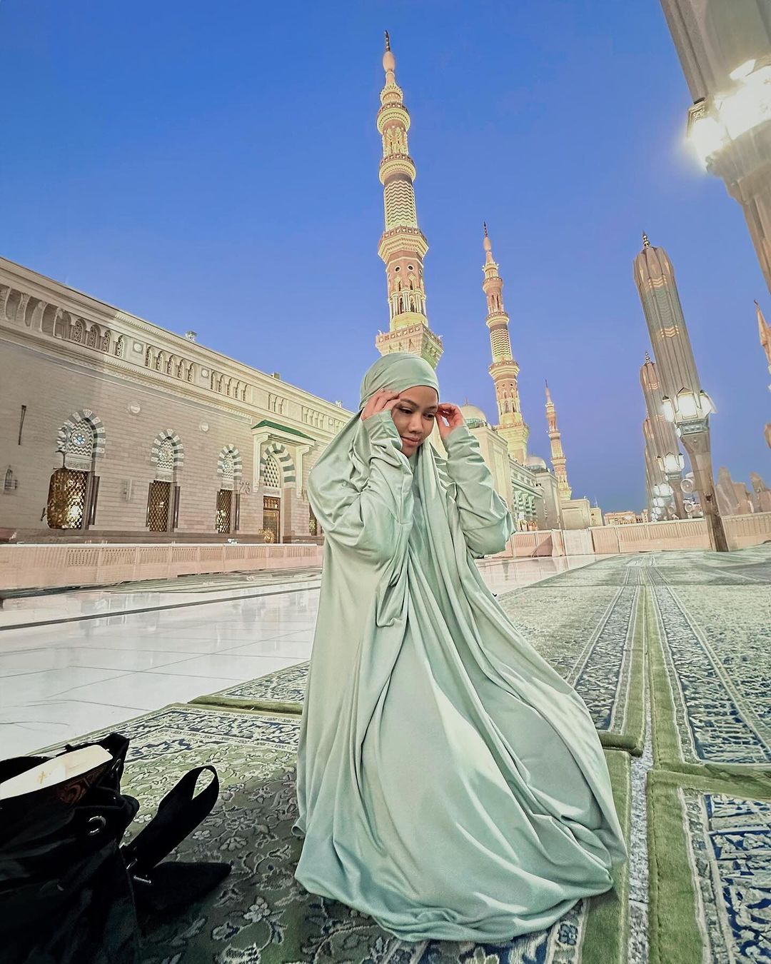 8 inspirasi model baju umrah artis tanah air yang modis, 1. Tumpuk gamis hitam pakai vest puffer, 2. Gamis dan jilbab matching set, 3. Andalkan tekstur pakai gamis, 4. Nuansa netral yang mampu memberikan kesan elegan, 5. Padukan matching set dengan sneakers untuk gaya yang nyaman, 6. Gamis panjang yang dipadu-padankan dengan hijab syar’i dan khimar, 7. Gamis outer hitam dengan motif floral, 8. Gamis panjang maroon dipadukan hijab syar’i