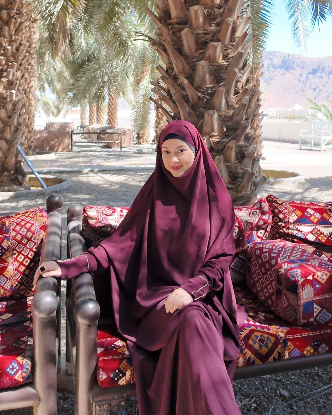8 inspirasi model baju umrah artis tanah air yang modis, 1. Tumpuk gamis hitam pakai vest puffer, 2. Gamis dan jilbab matching set, 3. Andalkan tekstur pakai gamis, 4. Nuansa netral yang mampu memberikan kesan elegan, 5. Padukan matching set dengan sneakers untuk gaya yang nyaman, 6. Gamis panjang yang dipadu-padankan dengan hijab syar’i dan khimar, 7. Gamis outer hitam dengan motif floral, 8. Gamis panjang maroon dipadukan hijab syar’i