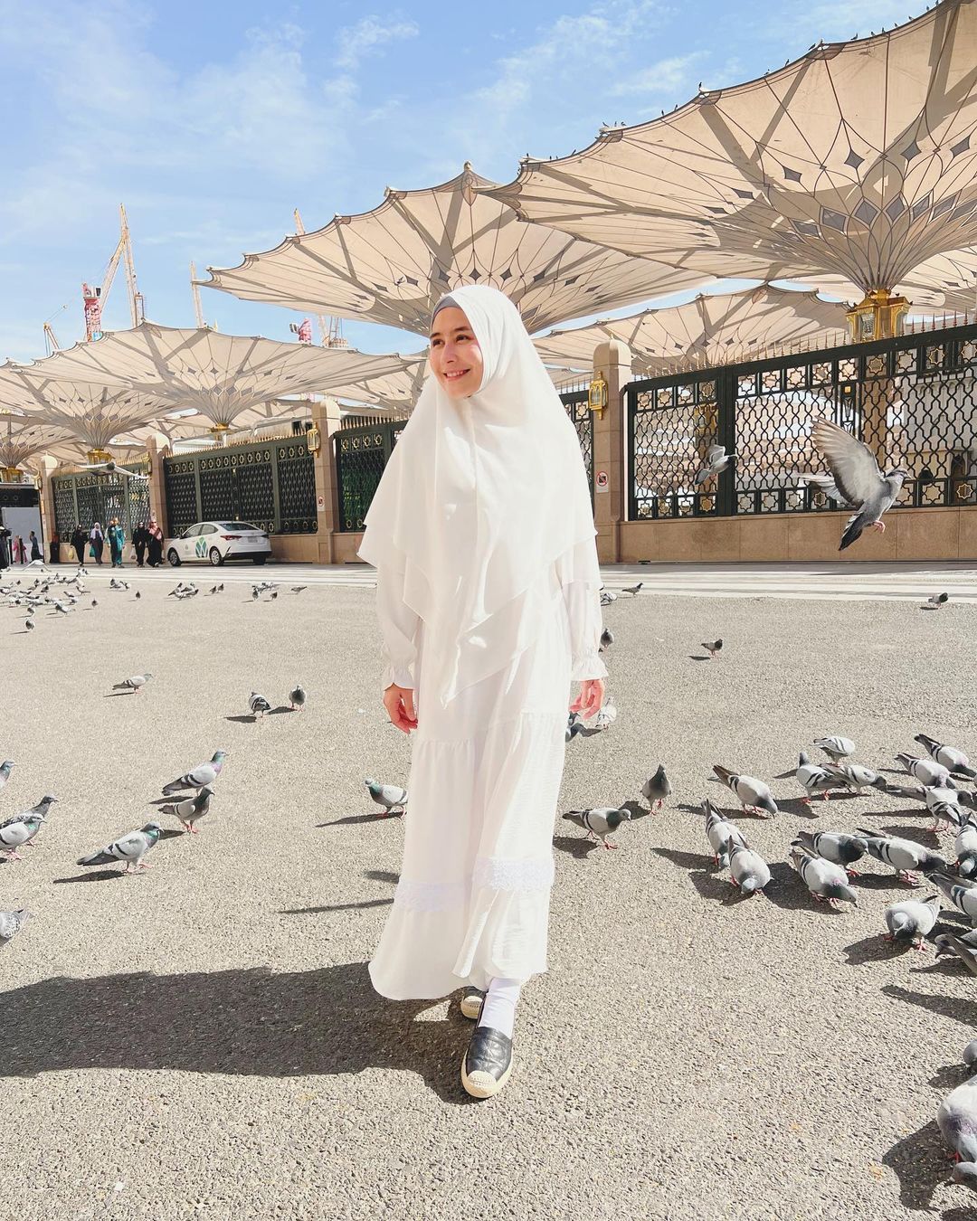 8 inspirasi model baju umrah artis tanah air yang modis, 1. Tumpuk gamis hitam pakai vest puffer, 2. Gamis dan jilbab matching set, 3. Andalkan tekstur pakai gamis, 4. Nuansa netral yang mampu memberikan kesan elegan, 5. Padukan matching set dengan sneakers untuk gaya yang nyaman, 6. Gamis panjang yang dipadu-padankan dengan hijab syar’i dan khimar, 7. Gamis outer hitam dengan motif floral, 8. Gamis panjang maroon dipadukan hijab syar’i