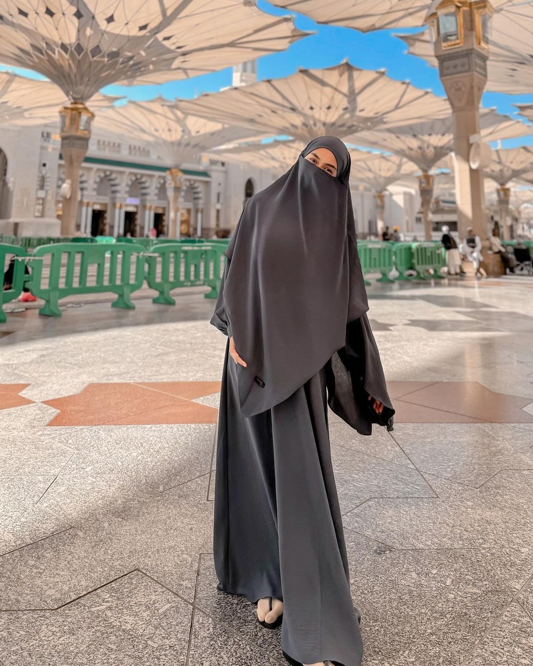 8 inspirasi model baju umrah artis tanah air yang modis, 1. Tumpuk gamis hitam pakai vest puffer, 2. Gamis dan jilbab matching set, 3. Andalkan tekstur pakai gamis, 4. Nuansa netral yang mampu memberikan kesan elegan, 5. Padukan matching set dengan sneakers untuk gaya yang nyaman, 6. Gamis panjang yang dipadu-padankan dengan hijab syar’i dan khimar, 7. Gamis outer hitam dengan motif floral, 8. Gamis panjang maroon dipadukan hijab syar’i