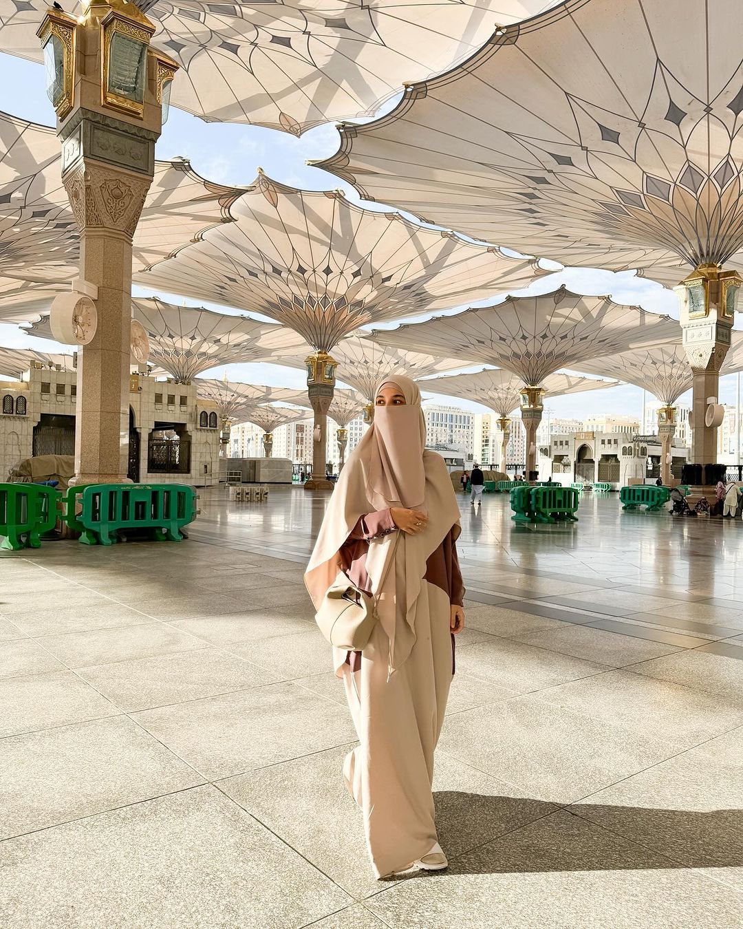 8 inspirasi model baju umrah artis tanah air yang modis, 1. Tumpuk gamis hitam pakai vest puffer, 2. Gamis dan jilbab matching set, 3. Andalkan tekstur pakai gamis, 4. Nuansa netral yang mampu memberikan kesan elegan, 5. Padukan matching set dengan sneakers untuk gaya yang nyaman, 6. Gamis panjang yang dipadu-padankan dengan hijab syar’i dan khimar, 7. Gamis outer hitam dengan motif floral, 8. Gamis panjang maroon dipadukan hijab syar’i
