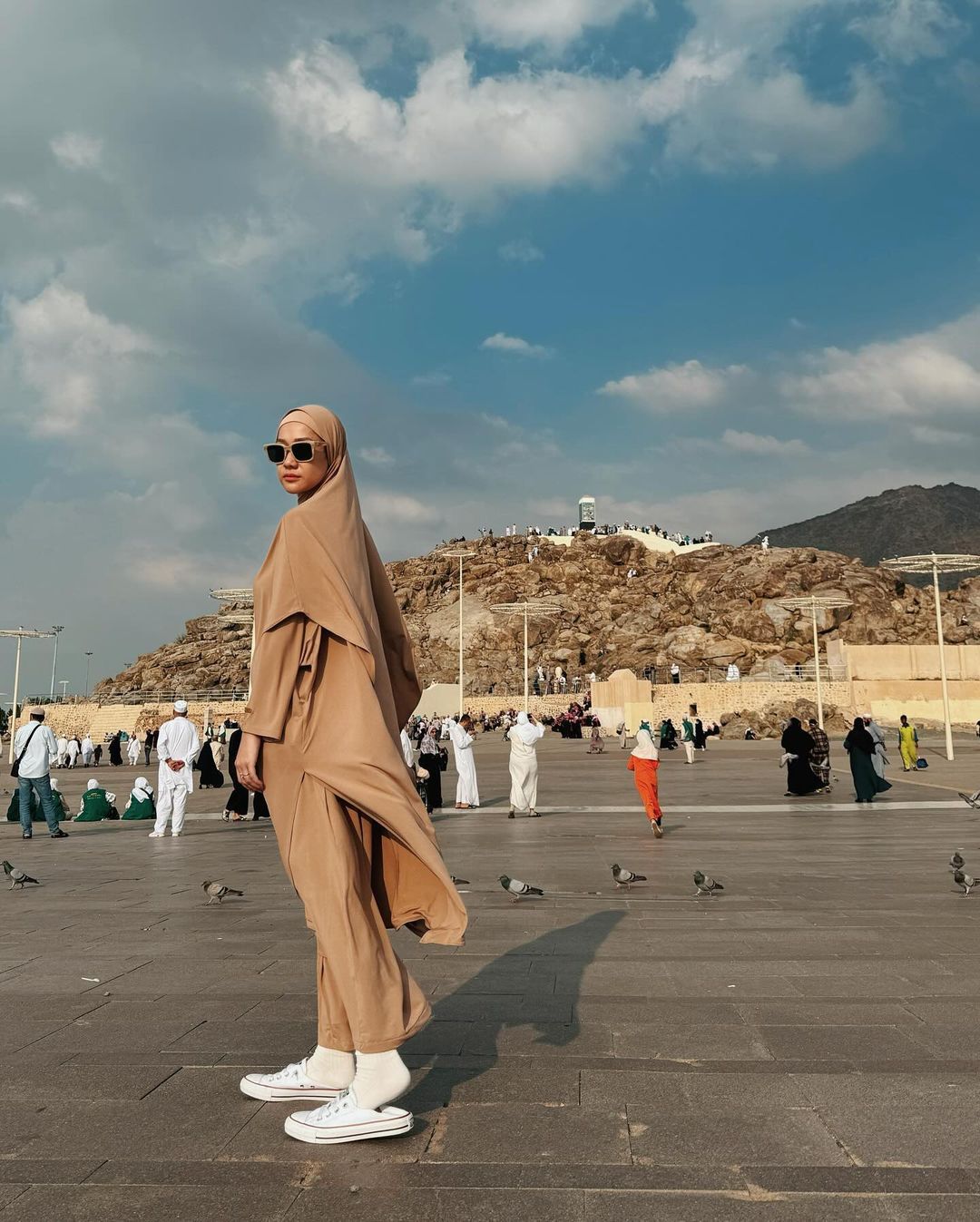 8 inspirasi model baju umrah artis tanah air yang modis, 1. Tumpuk gamis hitam pakai vest puffer, 2. Gamis dan jilbab matching set, 3. Andalkan tekstur pakai gamis, 4. Nuansa netral yang mampu memberikan kesan elegan, 5. Padukan matching set dengan sneakers untuk gaya yang nyaman, 6. Gamis panjang yang dipadu-padankan dengan hijab syar’i dan khimar, 7. Gamis outer hitam dengan motif floral, 8. Gamis panjang maroon dipadukan hijab syar’i