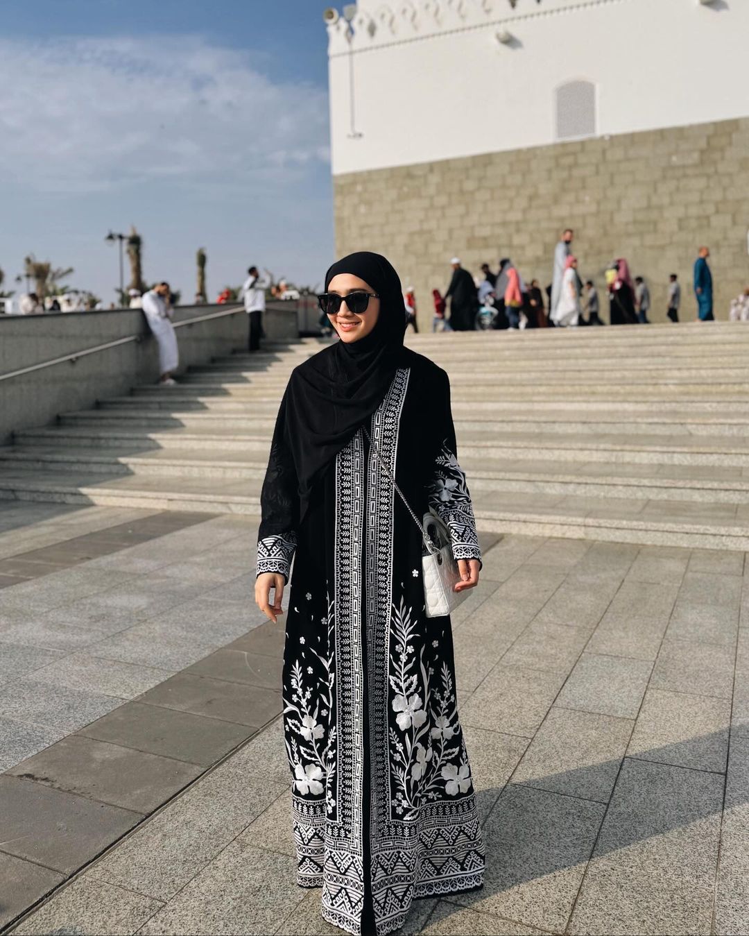 8 inspirasi model baju umrah artis tanah air yang modis, 1. Tumpuk gamis hitam pakai vest puffer, 2. Gamis dan jilbab matching set, 3. Andalkan tekstur pakai gamis, 4. Nuansa netral yang mampu memberikan kesan elegan, 5. Padukan matching set dengan sneakers untuk gaya yang nyaman, 6. Gamis panjang yang dipadu-padankan dengan hijab syar’i dan khimar, 7. Gamis outer hitam dengan motif floral, 8. Gamis panjang maroon dipadukan hijab syar’i