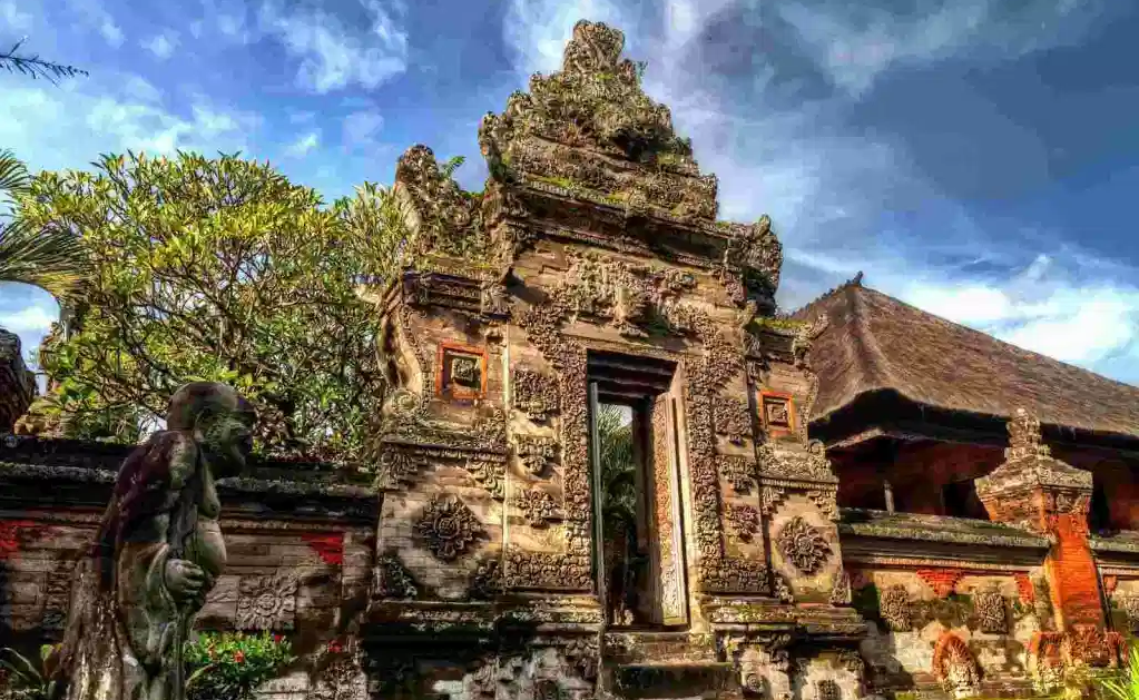 9 nama rumah adat bali yang penuh filosofi ini akan membuatmu takjub, 1. Bale Manten, 2. Bale Sekapat, 3. Klumpu Jineng, 4. Bale Dauh, 5. Pura Keluarga, 6. Bale Gede, 7. Angkul-angkul, 8. Aling-aling, 9. Pawaregan
