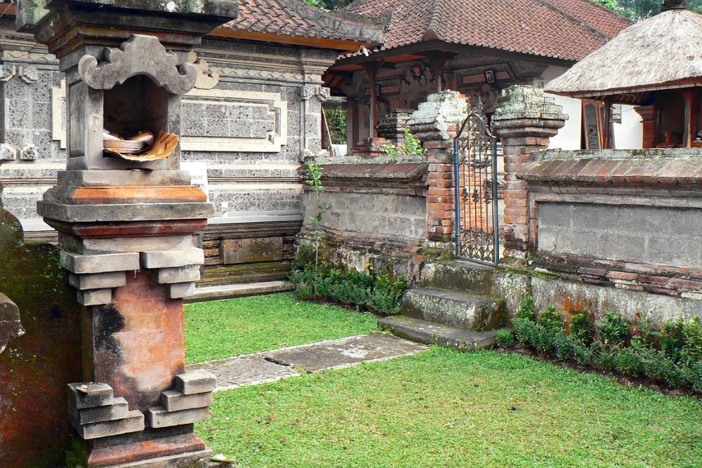 9 nama rumah adat bali yang penuh filosofi ini akan membuatmu takjub, 1. Bale Manten, 2. Bale Sekapat, 3. Klumpu Jineng, 4. Bale Dauh, 5. Pura Keluarga, 6. Bale Gede, 7. Angkul-angkul, 8. Aling-aling, 9. Pawaregan
