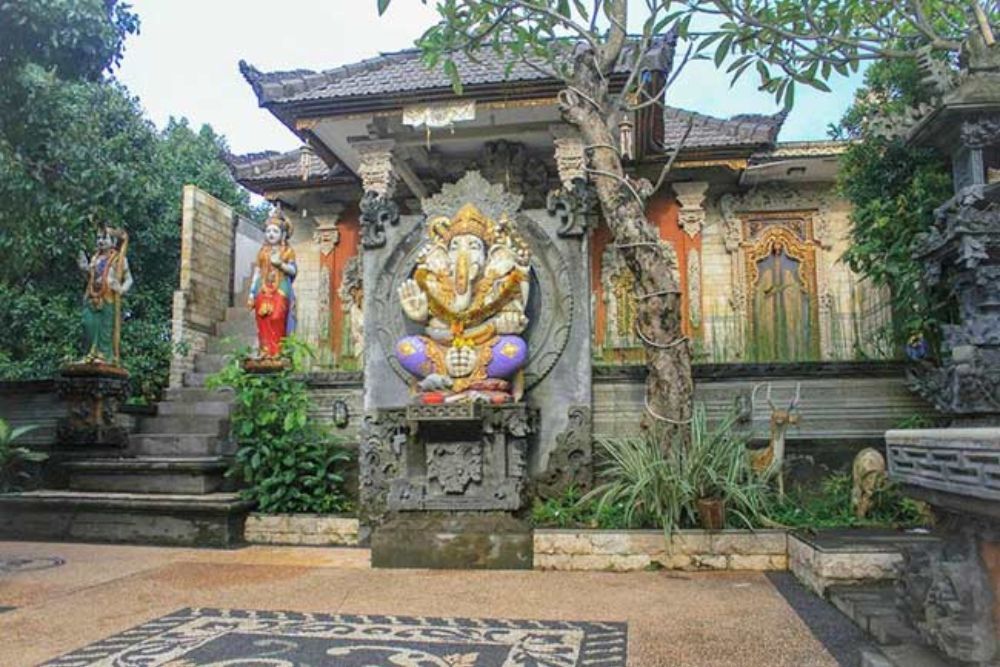 9 nama rumah adat bali yang penuh filosofi ini akan membuatmu takjub, 1. Bale Manten, 2. Bale Sekapat, 3. Klumpu Jineng, 4. Bale Dauh, 5. Pura Keluarga, 6. Bale Gede, 7. Angkul-angkul, 8. Aling-aling, 9. Pawaregan