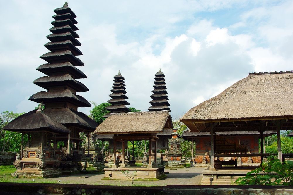 9 nama rumah adat bali yang penuh filosofi ini akan membuatmu takjub, 1. Bale Manten, 2. Bale Sekapat, 3. Klumpu Jineng, 4. Bale Dauh, 5. Pura Keluarga, 6. Bale Gede, 7. Angkul-angkul, 8. Aling-aling, 9. Pawaregan