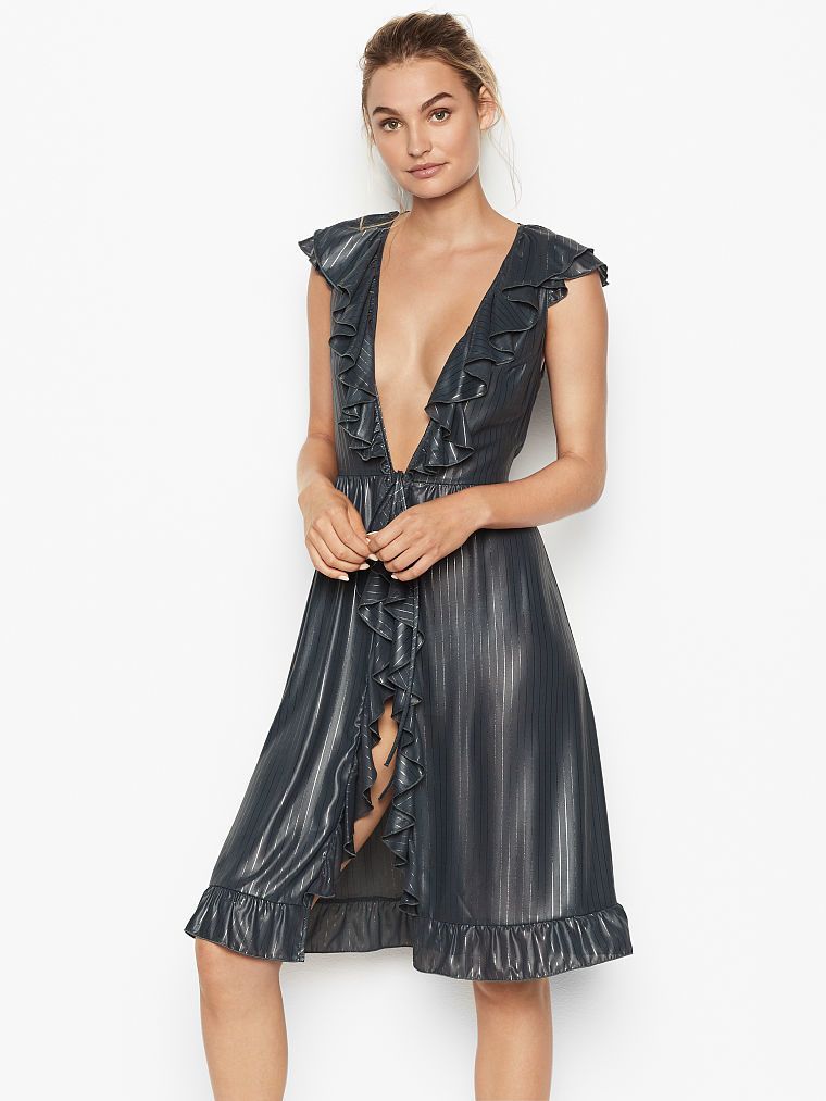 baju tidur seksi yang cocok dipakai saat honeymoon, 1. Baju berwarna gelap, 2. Piyama berbelahan dada yang rendah, 3. Baju tidur berdesain slip, 4. Santai dengan oversized top, 5. Mau terlihat statement saat honeymoon? gunakan leopard dress sebagai baju tidur, 6. Semi-transparant sebagai pilihan terbaik kamu untuk honeymoon, 7. Dress untuk kamu yang tidak suka pakai piyama