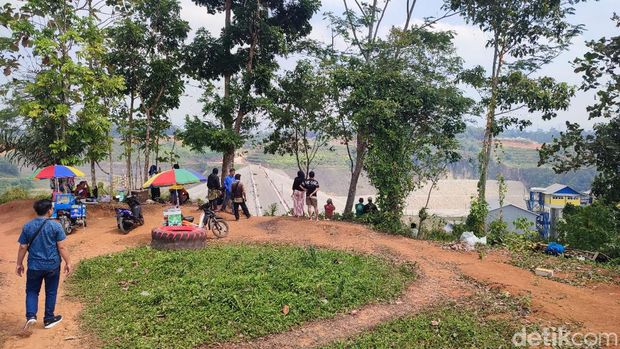 Bendungan yang Baru Diresmikan Jokowi Itu Jadi Tempat Wisata Dadakan