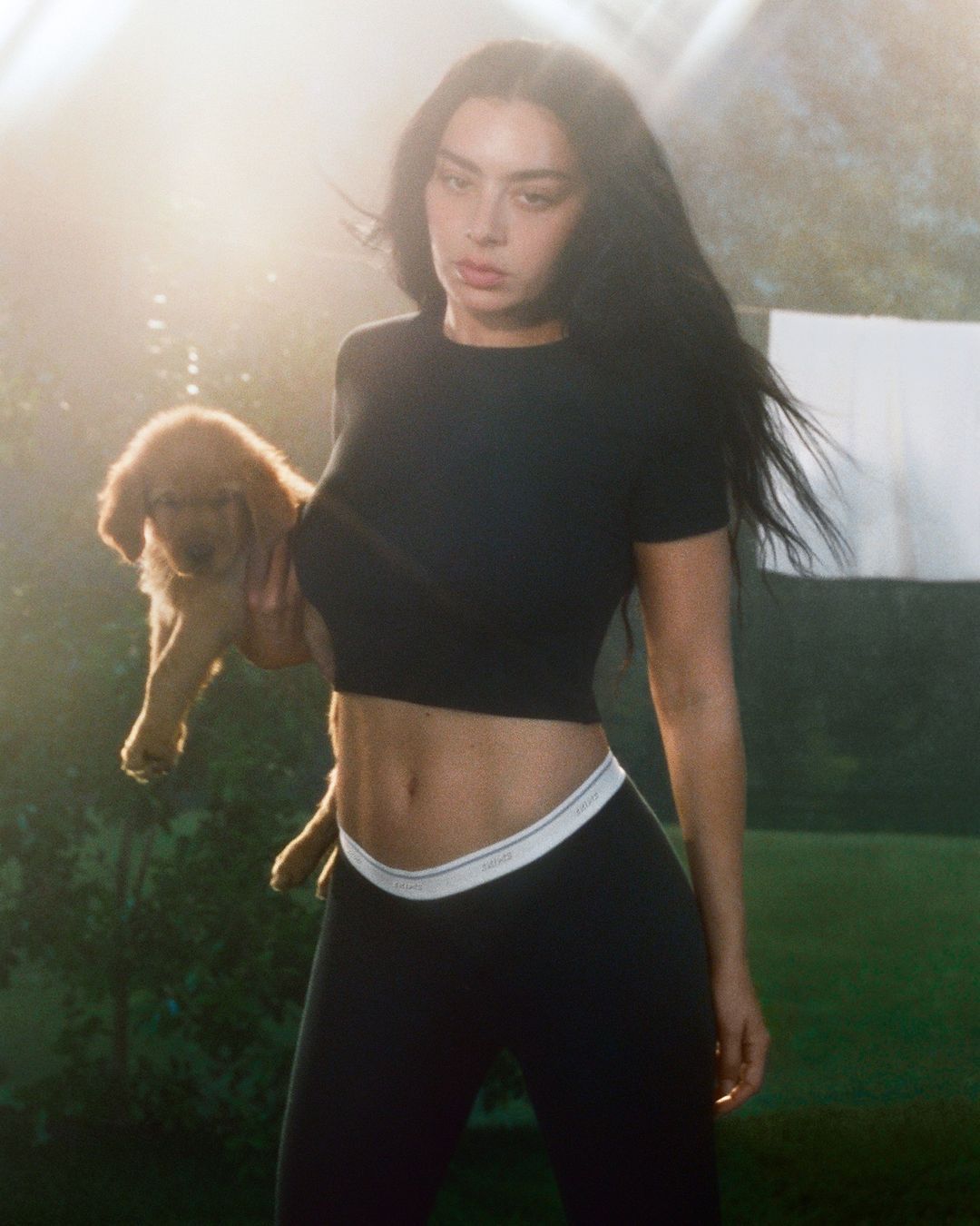 charli xcx menjadi wajah terbaru untuk campaign skims, 1. Charli XCX bikin heboh para penggemarnya saat Ia membintangi campaign SKIMS, mengenakan rangkaian koleksi rilisan terbaru dari label milik Kim Kardashian tersebut., 2. Pemotretan Chari XCX untuk SKIMS merupakan bagian dari peluncuran koleksi terbaru SKIMS Cotton. Selain underwear, lini ini juga meliputi crop  top, legging, t-shirt lengan panjang, bodysuit, hoodie hingga sweatpants., 3. Difoto oleh Petra Collins, penyanyi kelahiran 1992 itu memamerkan koleksi terbaru SKIMS pakai bralette, celana boxer hingga underwear koleksi Cotton Rib dan Cotton Fleece terbaru dari label tersebut., 4. Menjadi ‘basah’ untuk campaign SKIMS, Ia berpose di bawah kucuran air sambil mengenakan set bralette katun putih dan celana boxer yang serasi., 5. Deretan foto Charli XCX ini langsung menuai pujian dari para penggemarnya di kolom komentar. SKIMS juga menambahkan, mereka mendukung setiap orang untuk merasa percaya diri, sebagai esensi dari ‘brat’, seperti album terbaru milik Charli XCX.