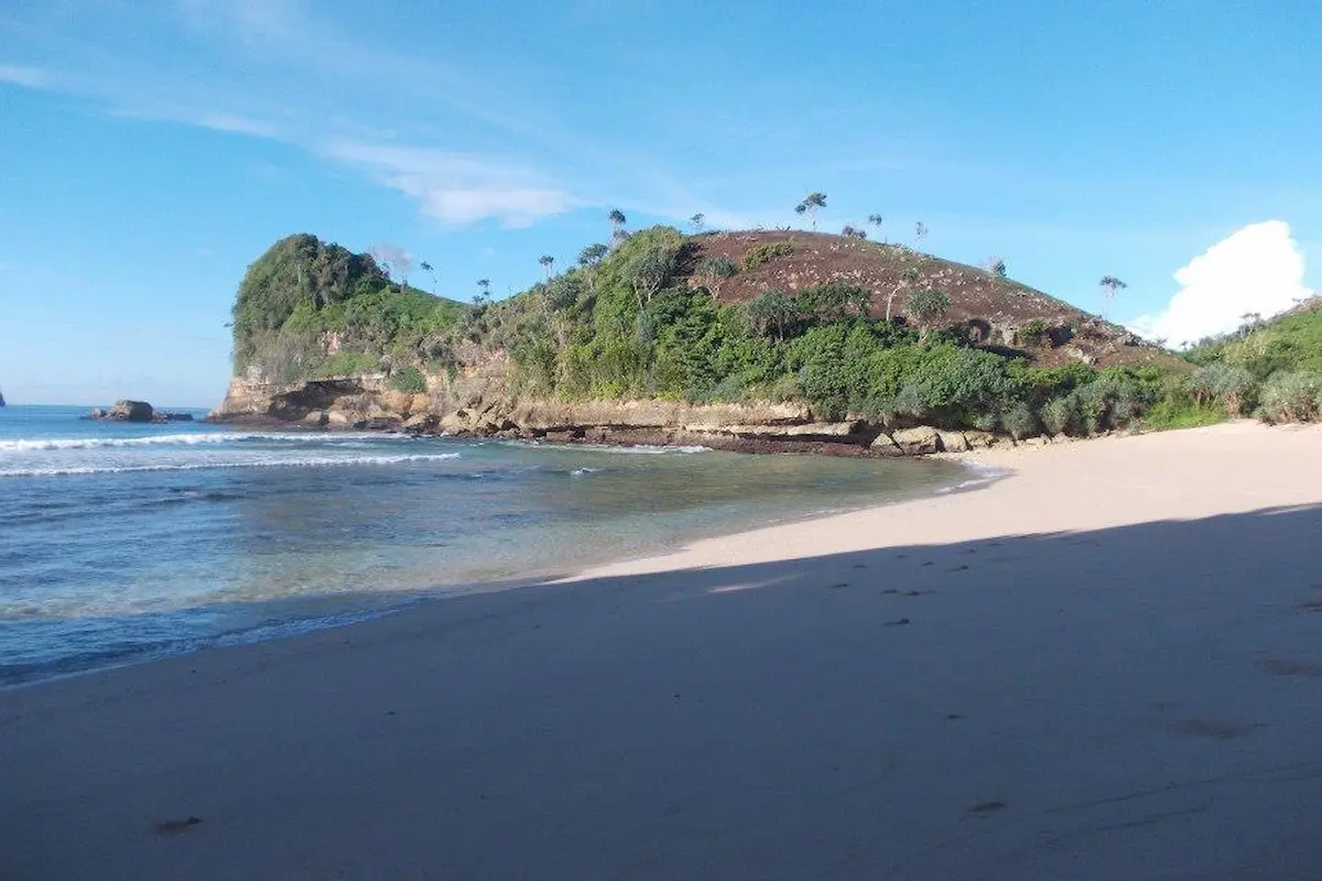 Daya Tarik Pantai Bajul Mati, Ini Dia Rute dan HTM-nya!