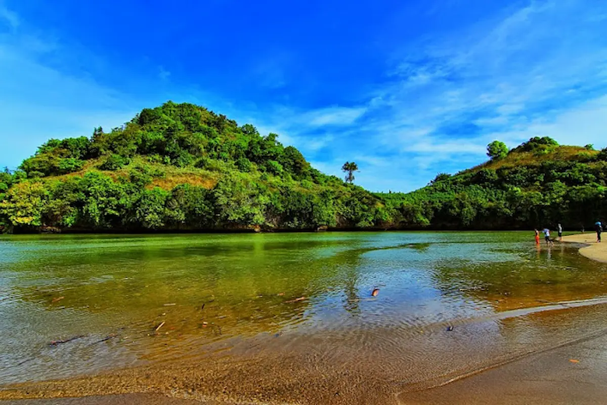 daya tarik pantai bajul mati, ini dia rute dan htm-nya!