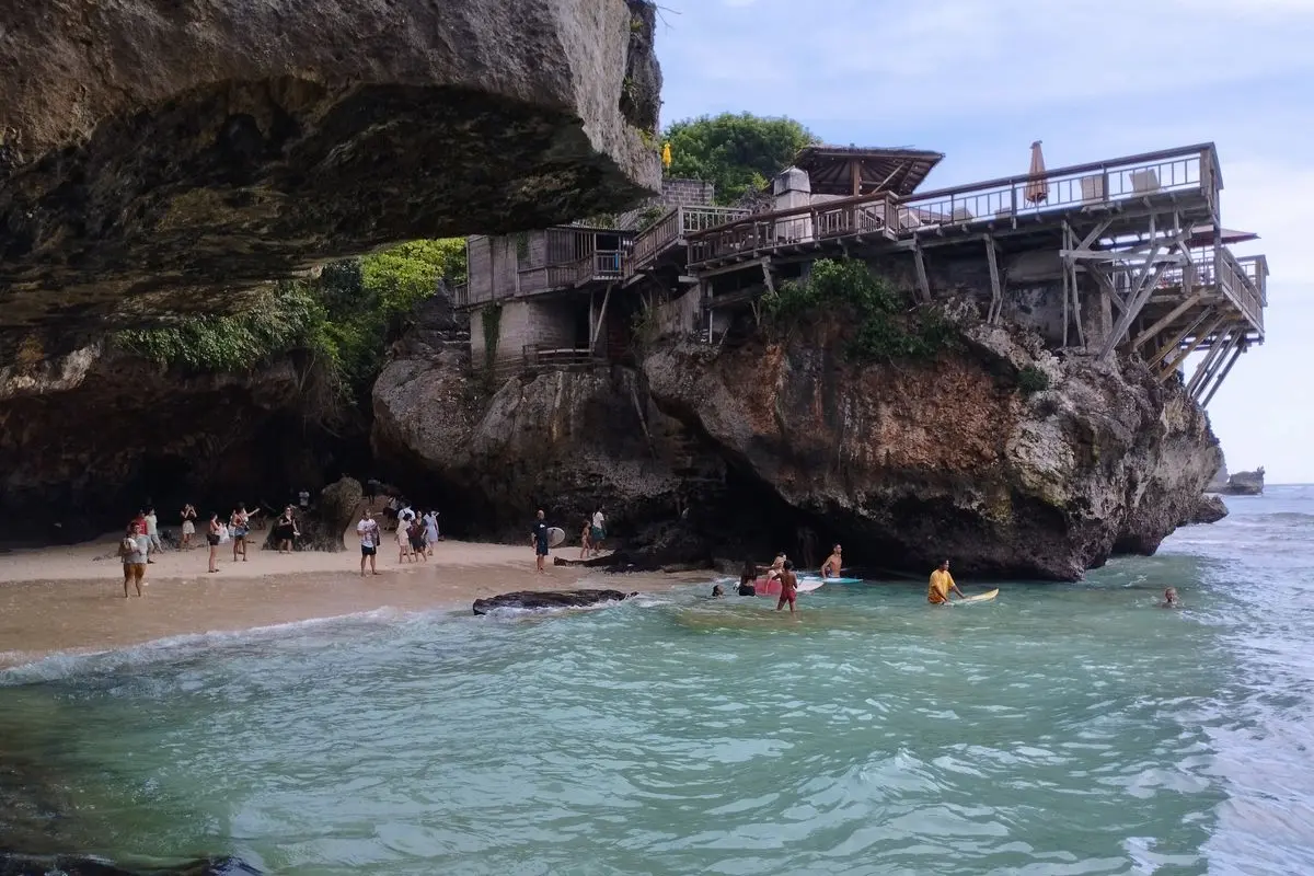 daya tarik pantai blue point uluwatu, ini dia rute dan htm-nya!