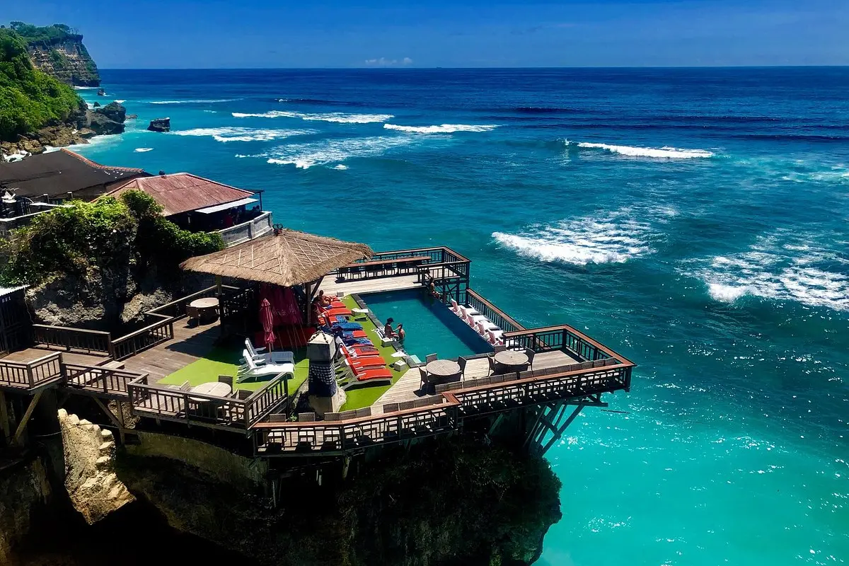 Daya Tarik Pantai Blue Point Uluwatu, Ini Dia Rute dan HTM-nya!
