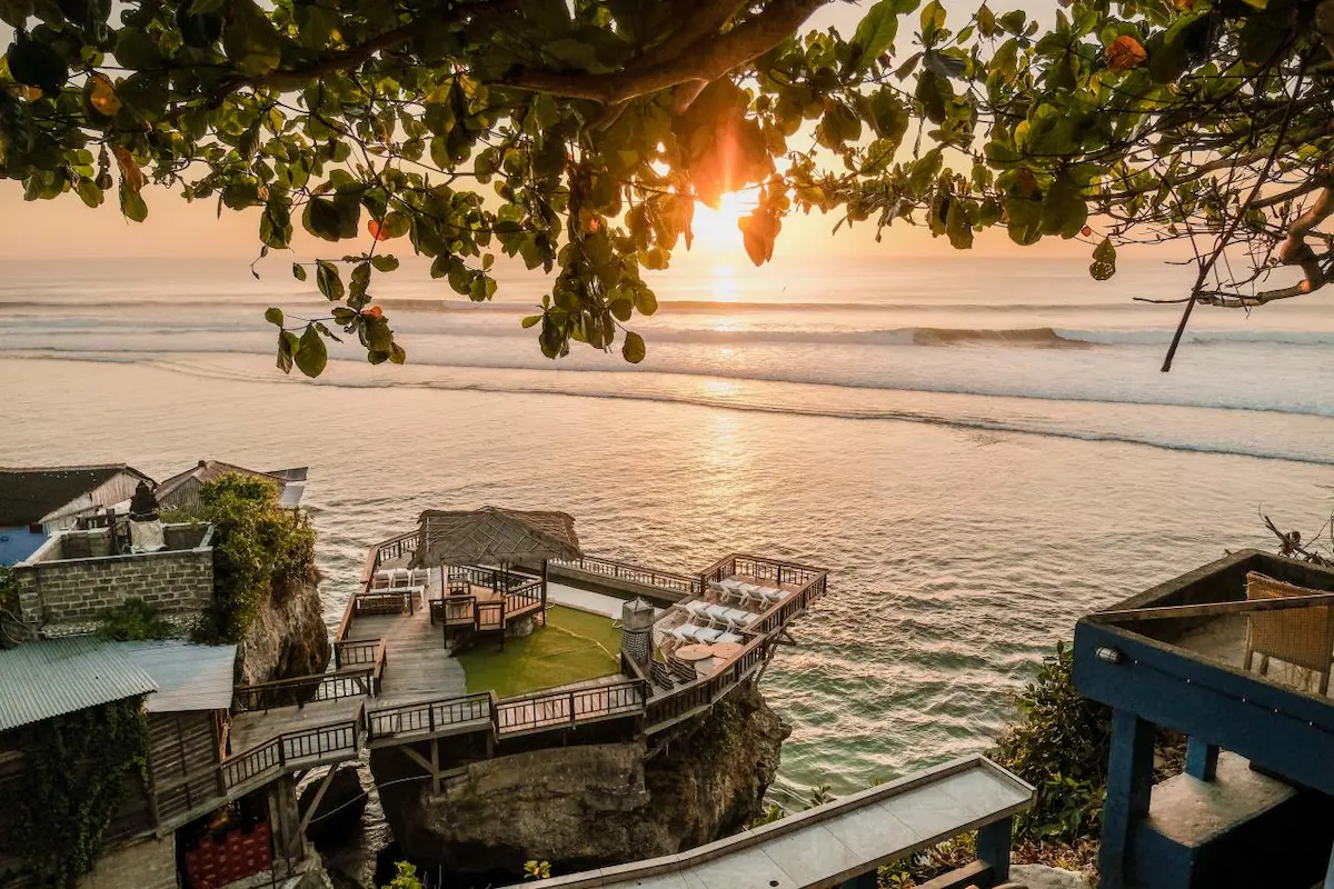 daya tarik pantai blue point uluwatu, ini dia rute dan htm-nya!