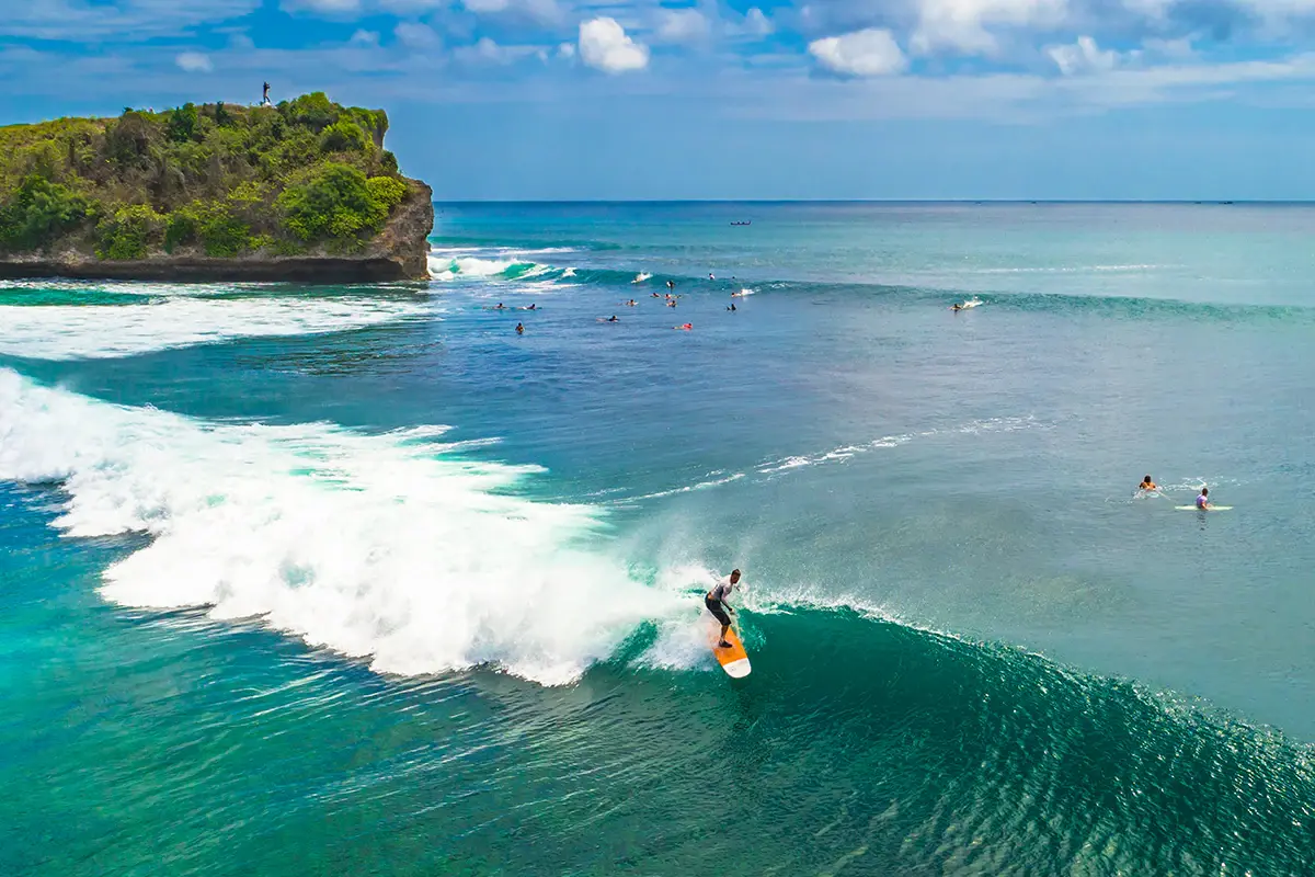 daya tarik pantai blue point uluwatu, ini dia rute dan htm-nya!