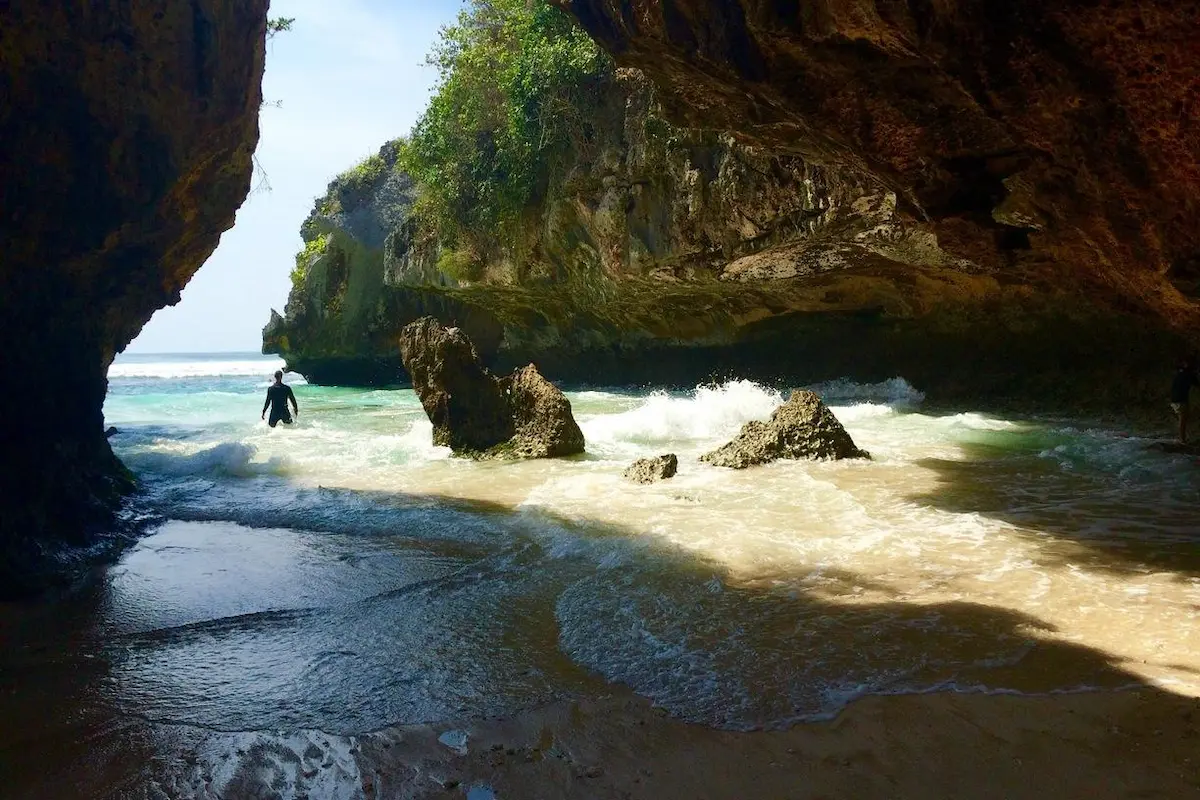 daya tarik pantai blue point uluwatu, ini dia rute dan htm-nya!