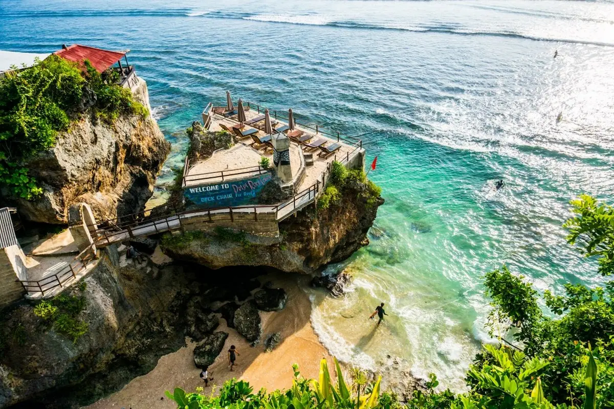 daya tarik pantai blue point uluwatu, ini dia rute dan htm-nya!