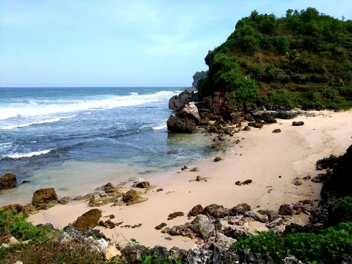 daya tarik pantai butuh gunungkidul, ini dia rute dan htm-nya!
