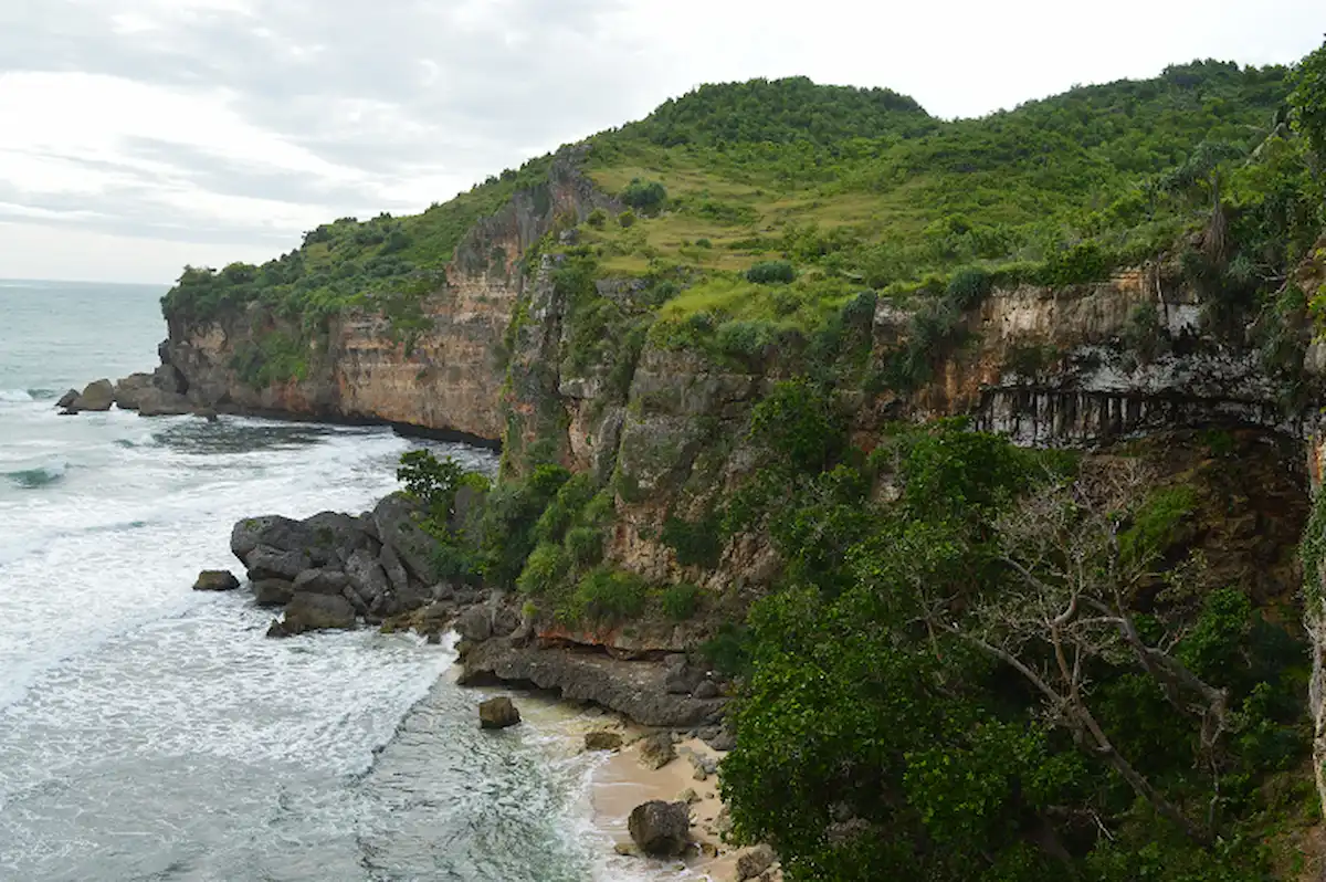 daya tarik pantai butuh gunungkidul, ini dia rute dan htm-nya!