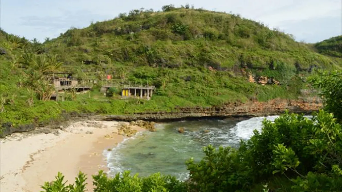 daya tarik pantai butuh gunungkidul, ini dia rute dan htm-nya!
