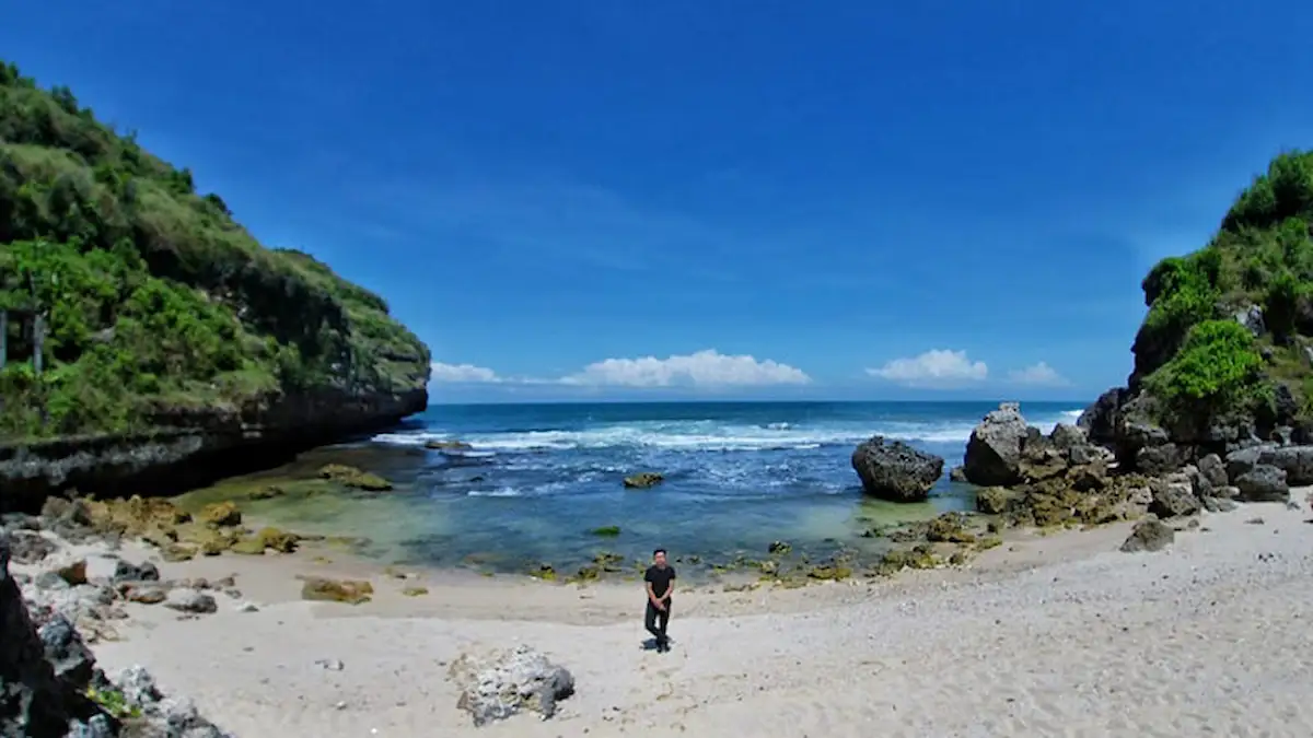 daya tarik pantai butuh gunungkidul, ini dia rute dan htm-nya!