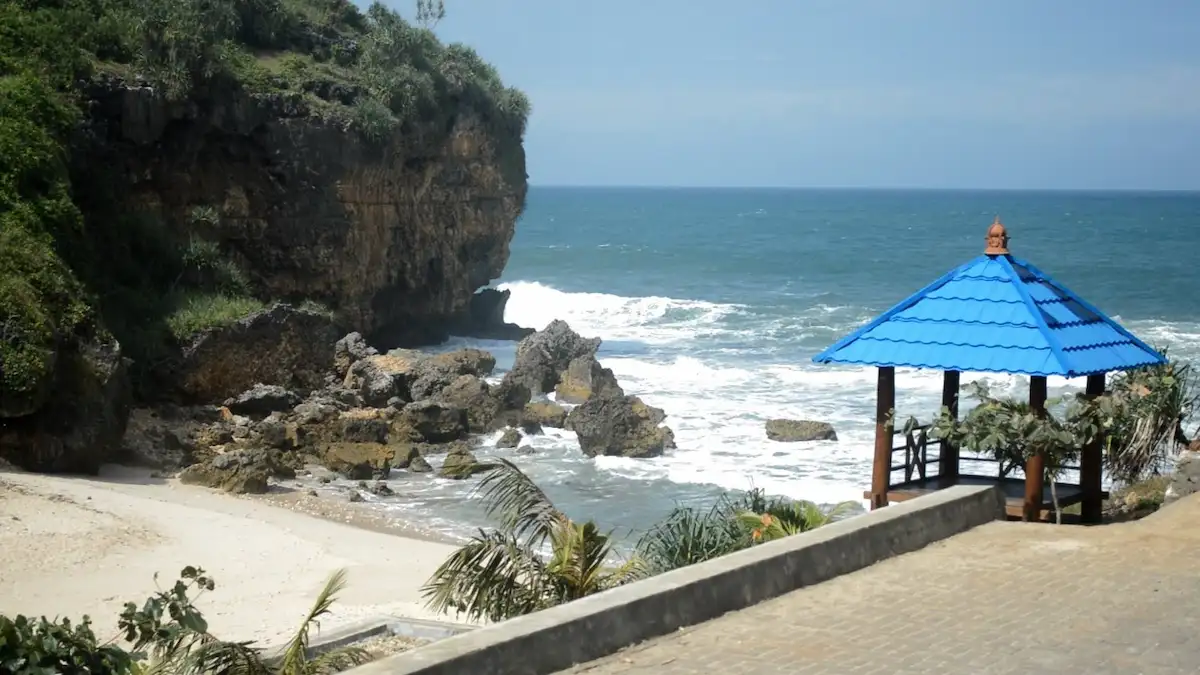 daya tarik pantai ngeden, ini dia rute dan htm-nya!