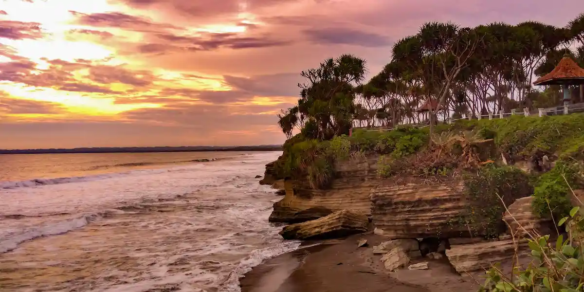 daya tarik pantai pangandaran batu hiu, ini dia rute dan htm-nya!