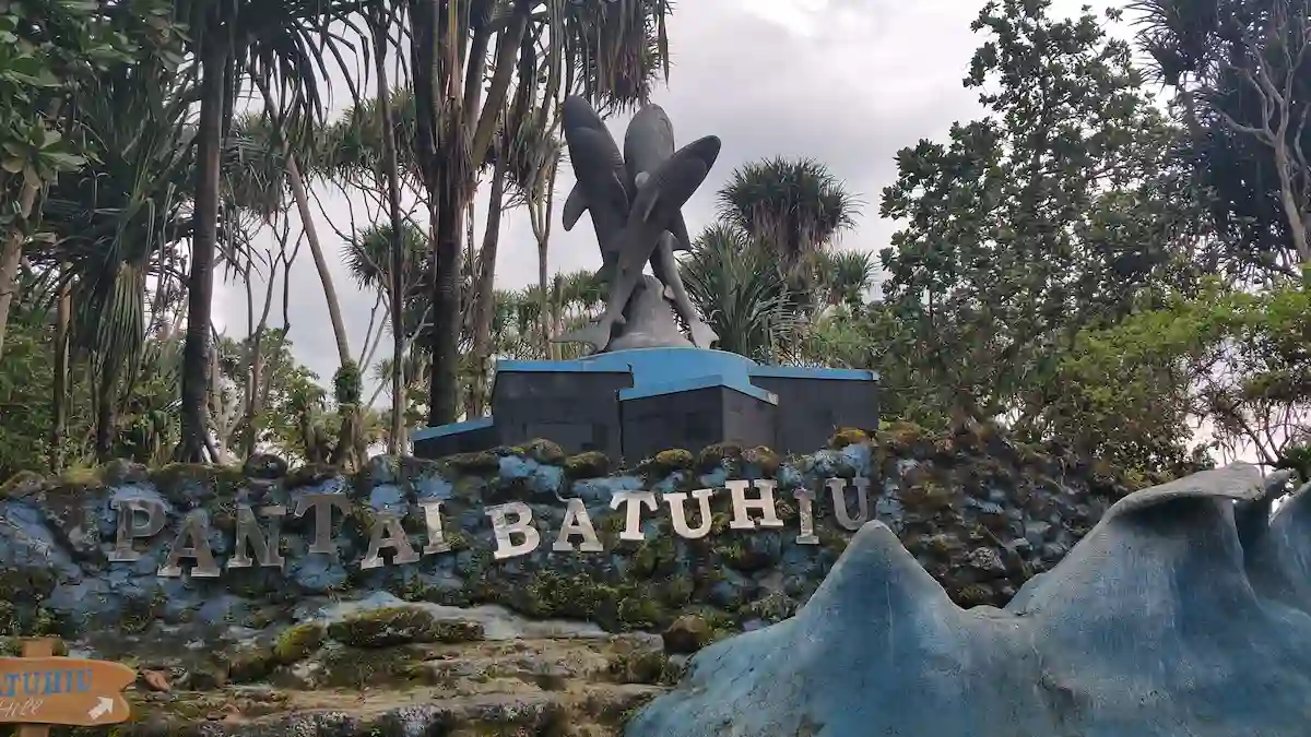 daya tarik pantai pangandaran batu hiu, ini dia rute dan htm-nya!