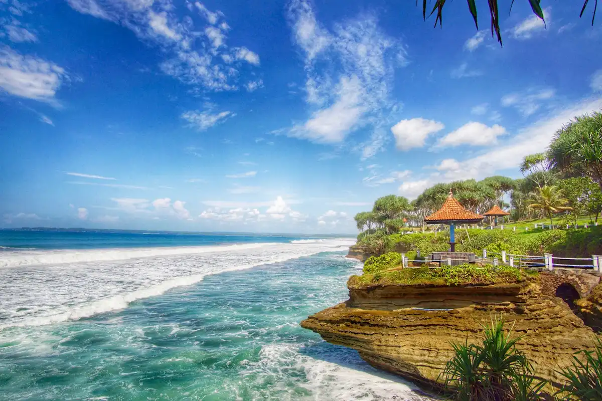 daya tarik pantai pangandaran batu hiu, ini dia rute dan htm-nya!