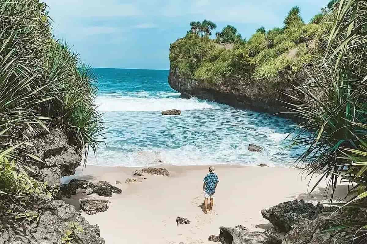 Fakta Menarik Wisata Pantai Peyuyon