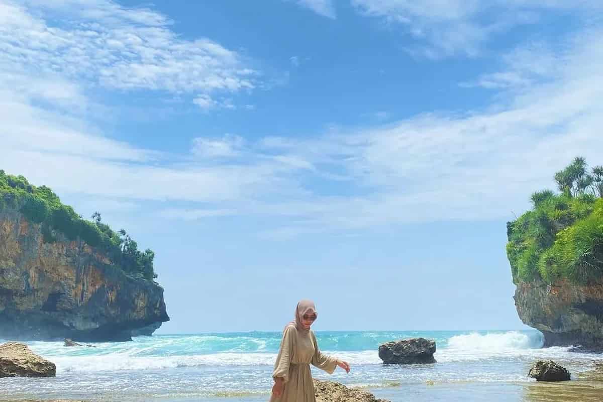 daya tarik pantai peyuyon, ini dia rute dan htm-nya!